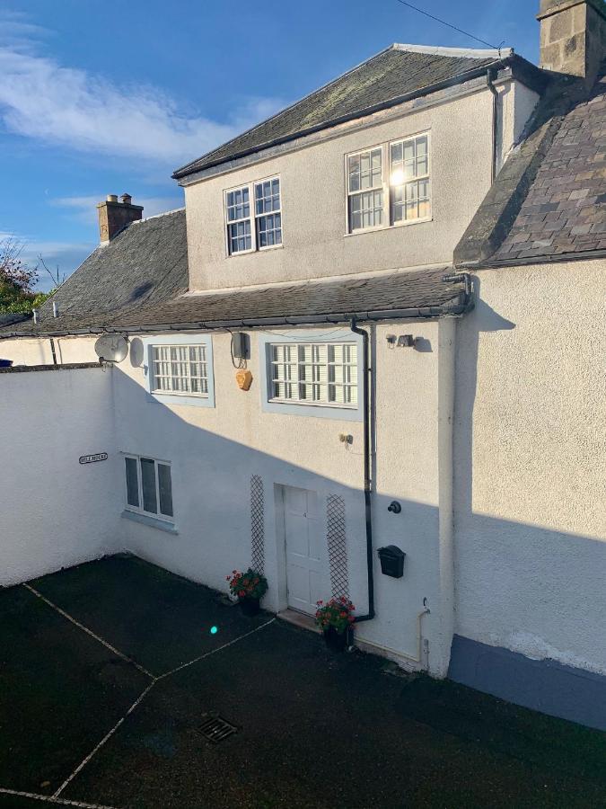 Hill House - Mews Town House, In A Quiet Private Close, In The City Centre Of Inverness. Exterior photo